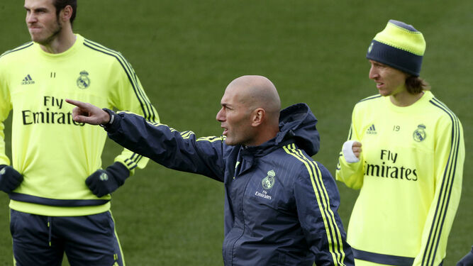 Zidane, en un entrenamiento con Bale y Modric detrás