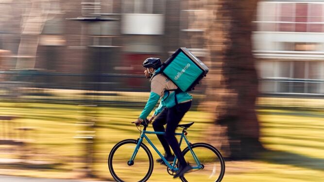 Un 'rider' de Deliveroo haciendo una entrega.