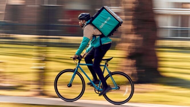 Un 'rider' de Deliveroo haciendo una entrega.