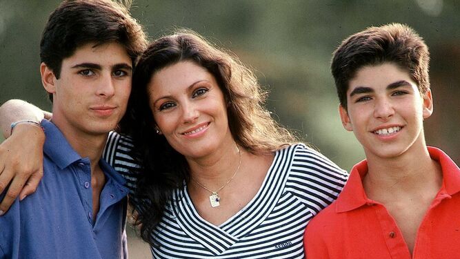 Carmina junto a sus dos hijos, Fran y Cayetano Rivera cuando éstos eran pequeños.