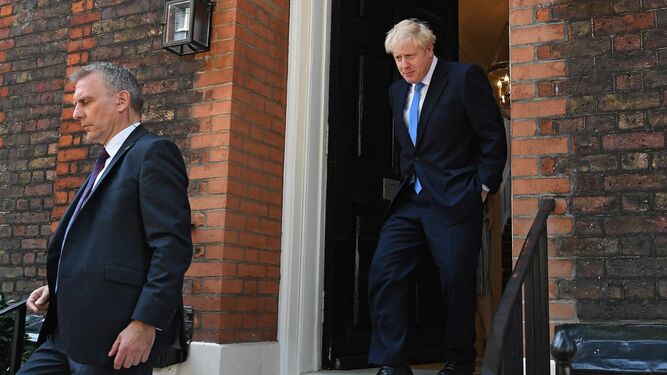 Boris Johnson abandona su despacho este martes.