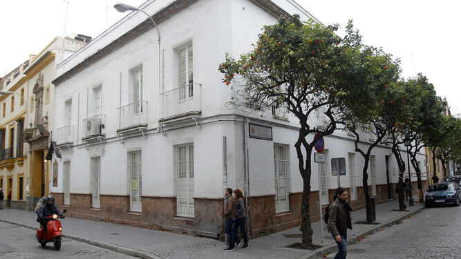 Edificio anexo a San Antonio Abad que el Ayuntamiento prometió a la Hermandad del Silencio en 2007.