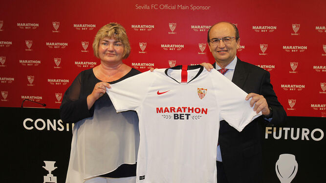 Natalia Zavodnik, CEO de 'Marathonbet', y el presidente del Sevilla FC, José Castro.