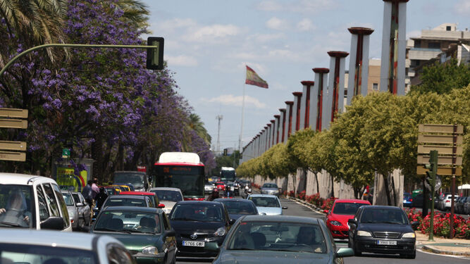 Tráfico de vehículos en la avenida Torneo de Sevilla.