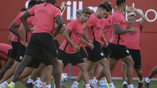 Pozo, en el centro del grupo durante el entrenamiento del Sevilla FC