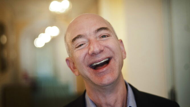 Una fotografía de archivo muestra al fundador del portal de ventas online Amazon, Jeffrey  P.  Bezos , sonriendo el 11 de octubre de 2012 en Munich (Alemania).