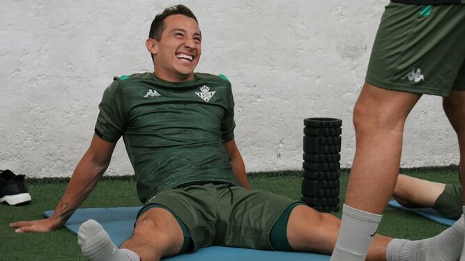 Guardado, sonriente, durante un entrenamiento del equipo bético en México.