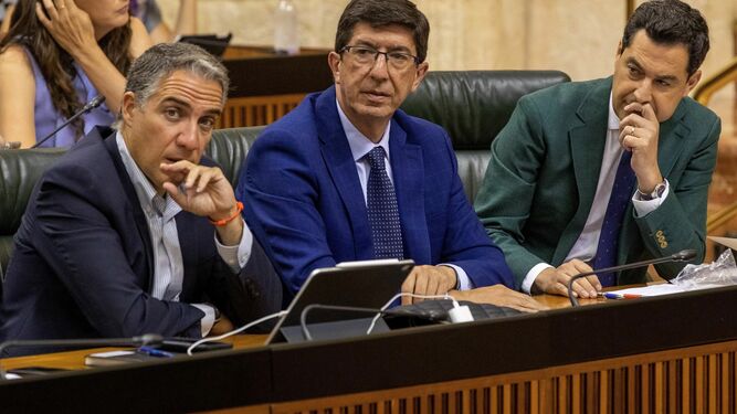 Juanma Moreno, Juan Marín y Elías Bendodo, en la bacada del Gobierno del Parlamento.