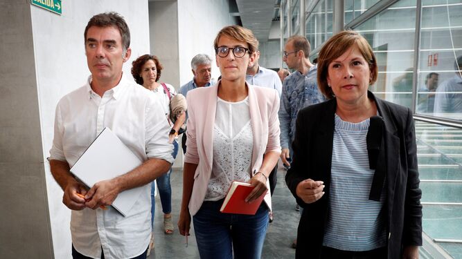 María Chivite, en el centro, junto a la miembro de Geroa Bai Utxue Barcos y el secretario general de Podemos Navarra, Eduardo Santos, el viernes.