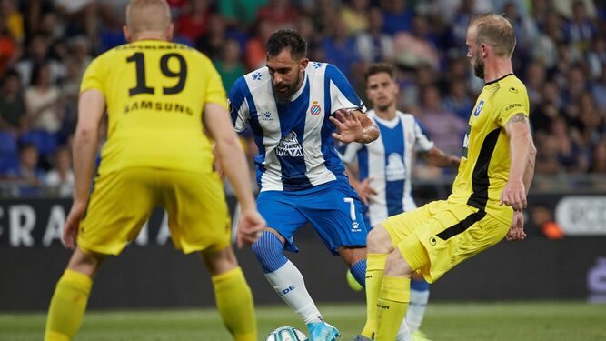 Borja Iglesias regatea a dos rivales en un partido de la Liga Europa.