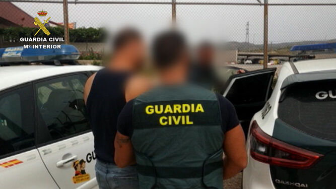 La Guardia Civil traslada a un detenido.