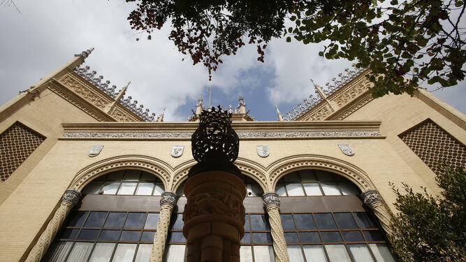 Aspecto que presenta el Pabellón Real tras concluir la restauración de su fachada el año pasado.