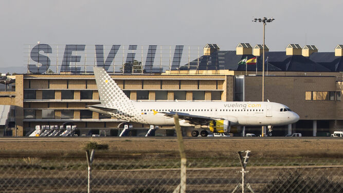 Un avión de Vueling, ante la terminal del aeropuerto de Sevilla, en una imagen de archivo.
