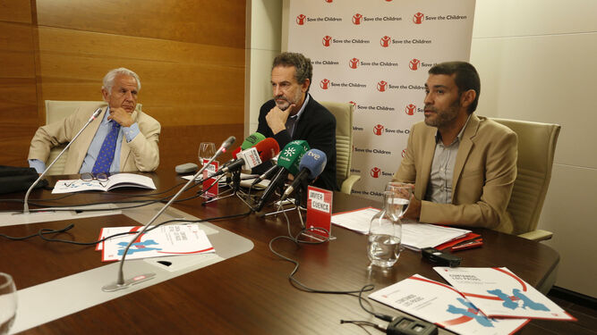 De izquierda a derecha, Antonio Pascual, patrono de Save the Children, Andrés Conde, director general en España, y Javier Cuenca, director en Andalucía.