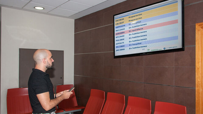 Una pantalla con la información de los pacientes quirúrgicos en tiempo real.