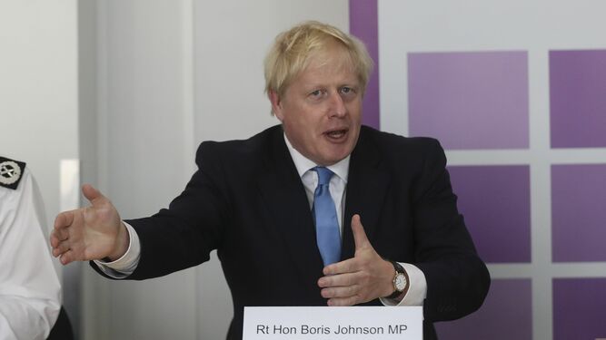 El primer ministro británico, Boris Johnson, durante un encuentro con policías este miércoles en Londres.