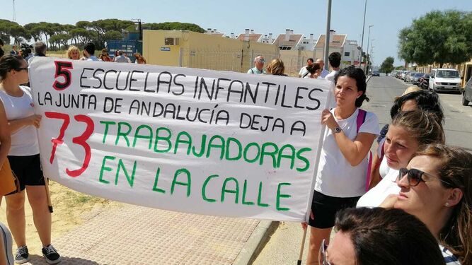 Profesoras de Infantil del colegio Rocío Jurado de Chipiona protestan en Puerto Real.