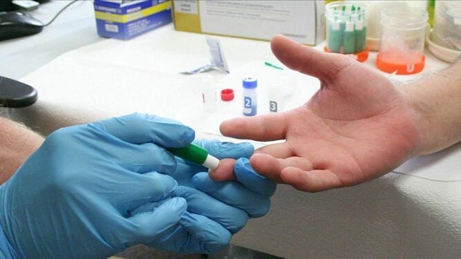 Realización de un test rápido de la hepatitis.