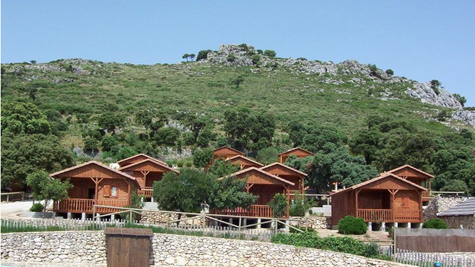 Alojamientos situados junto al Peñón de Algámitas.