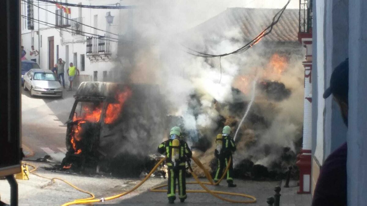 Aparatoso incendio de un camión cargado de paja en plena travesía de Constantina