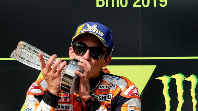 Marc Márquez besa el trofeo que le acredita como ganador en Brno.
