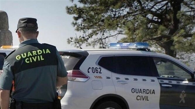 Los agentes de la Guardia Civil detienen al autor de tres robos en Utrera.