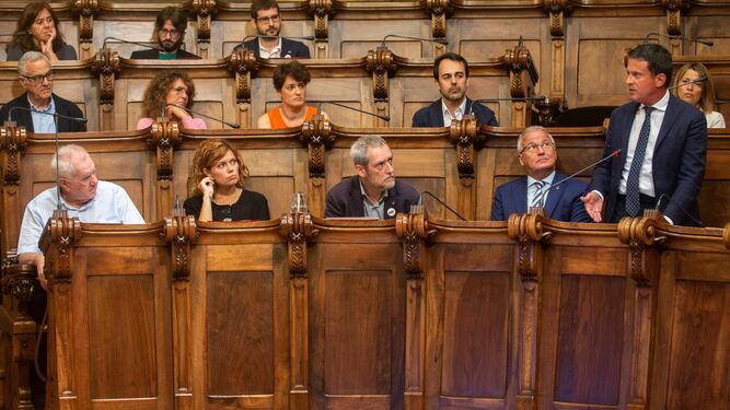 El conceja Manuel Valls toma la palabra ayer en la sesión extraordinaria del Consejo Municipal de Barcelona.