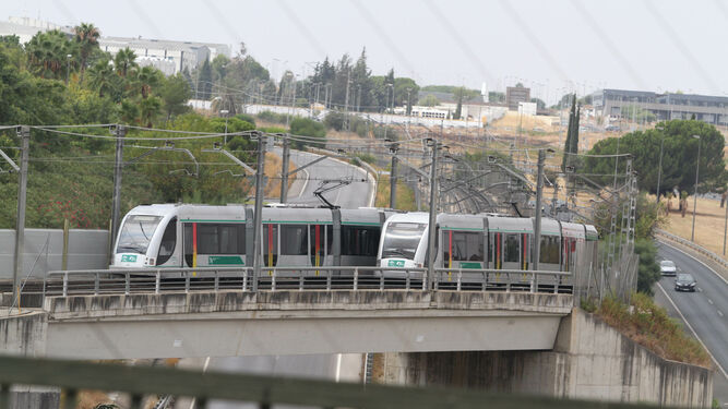 El Metro de Sevilla a su paso, en superficie, por San Juan de Aznalfarache.