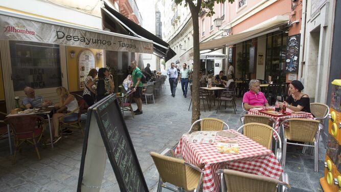 Una calle del centro de Sevilla llena de bares y restaurantes.