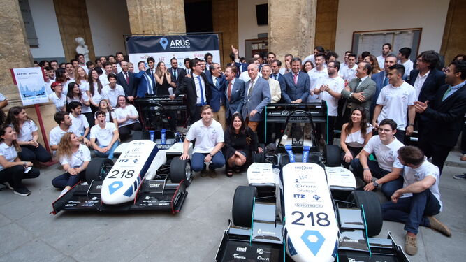 El equipo ARUS  Andalucía Racing Team posa con los vehículos, con las empresas y con el rector de la US