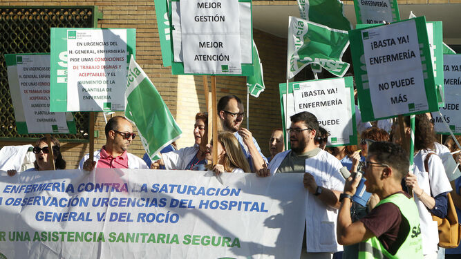 Protesta convocada por el Satse ante el Virgen del Rocío en junio por la situación del personal de enfermería.