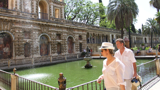 Turistas en el estanque de Mercurio en el Alcázar.