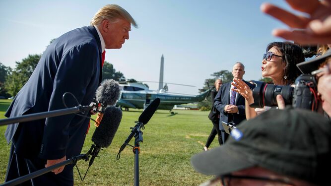 Donald Trump se encara con una periodista antes de partir de la Casa Blanca a Dayton y El Paso.