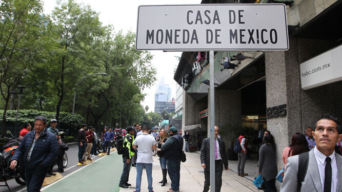 Vista de una señal de ubicación frente a la Casa de Moneda en Ciudad de México.