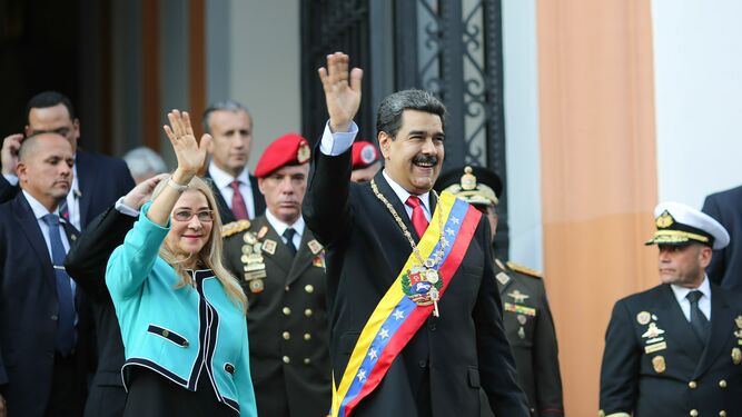 Nicolás Maduro saluda junto a su esposa en un acto en Caracas.