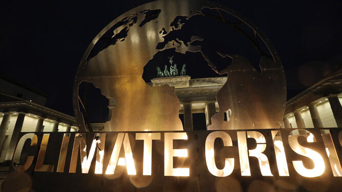 Activistas de Greenpeace protestan contra la crisis climática  ante la Puerta de Brandemburgo en Berlín.