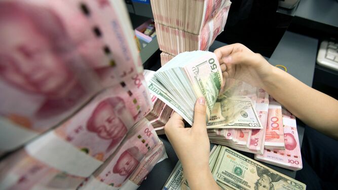 Conteo de yuanes en un banco