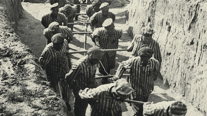 Un grupo de reclusos de Mauthausen  en los trabajos forzados de la cantera Wiener Graben.