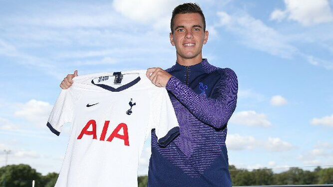 Lo Celso posa con la camiseta del Tottenham.