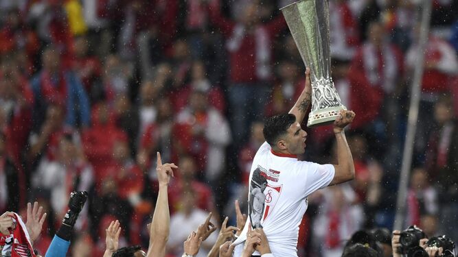 Reyes alza el trofeo de la Europa League ganada al Liverpool en Basilea (18-05-2016).