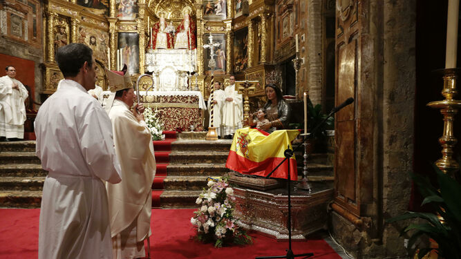 El arzobispo castrense Juan del Río, ante la Virgen de la Victoria en la parroquia de Santa Ana.