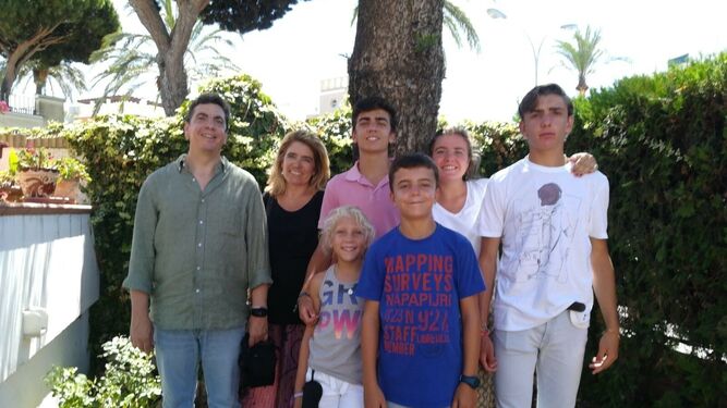 La familia de José María Ruiz y su esposa, Inma, con cinco hijos.