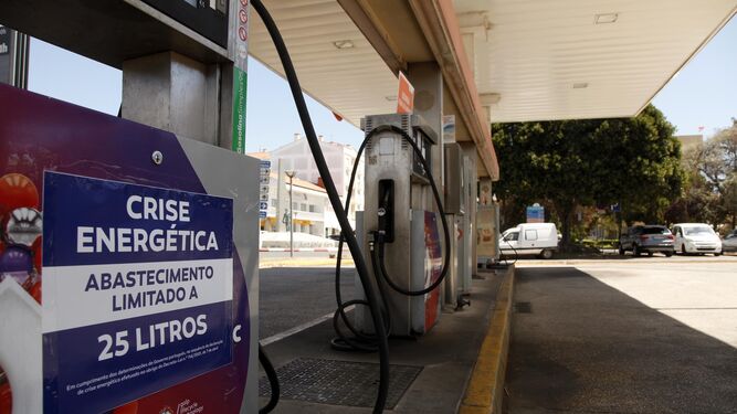 Un cartel informa de las restricciones al abastecimiento en una gasolinera de Vila Real de Santo António debido a la “crisis energética”.