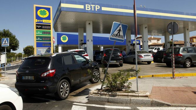 Una de las gasolineras de Ayamonte que en la mañana se ayer presentaba una gran afluencia de vehículos portugueses llegados expresamente para repostar en España.