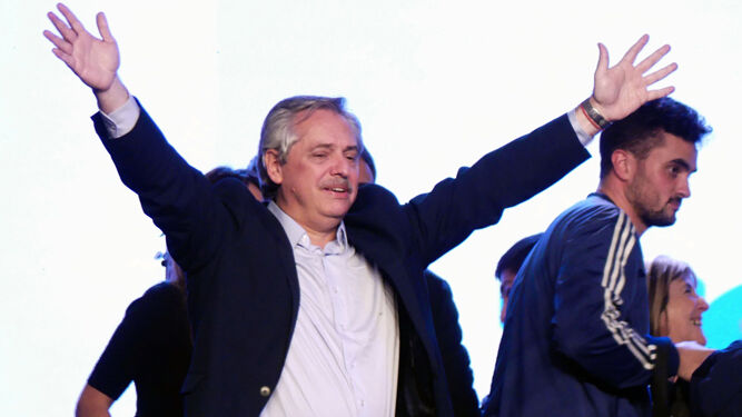 El candidato peronista, Alberto Fernández, celebra los resultados.