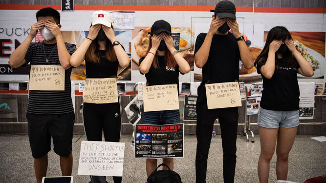 Varios manifestantes en el Aeropuerto Internacional de Hong Kong.
