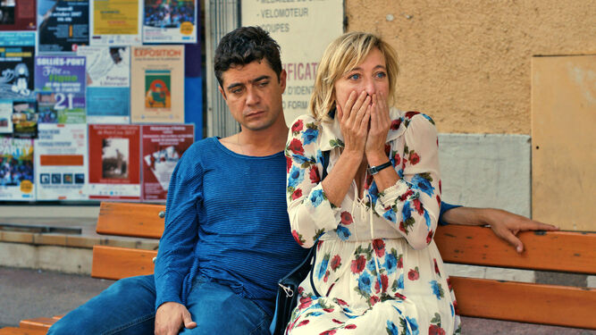 Riccardo Scamarcio y Valeria Bruni Tedeschi en una imagen de 'La casa de verano'.