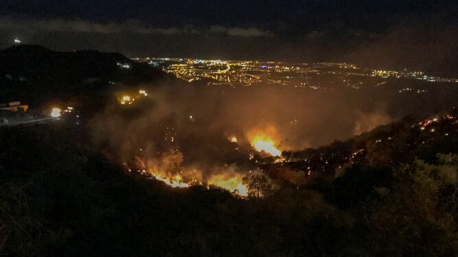 El fuego desatado de madrugada en Cazadores, en Gran Canaria