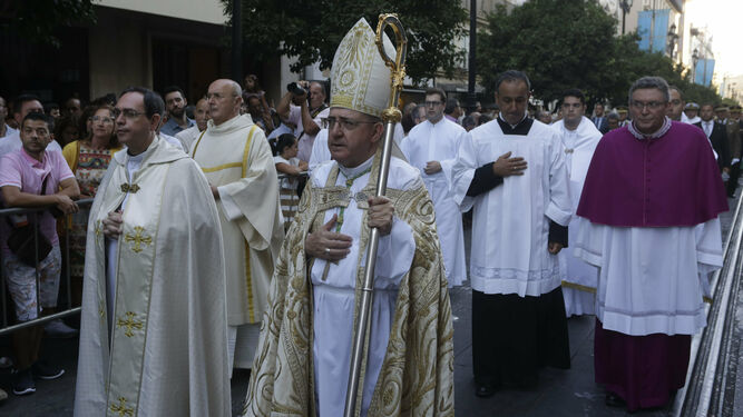 El obispo auxiliar, Santiago Gómez Sierra, tras el paso de la Virgen de los Reyes.