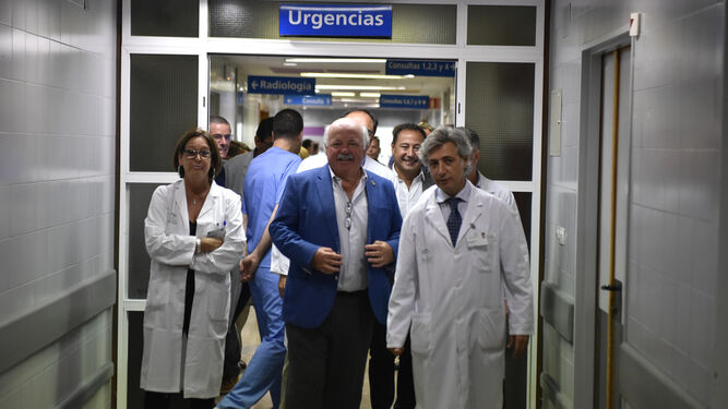 El consejero Jesús Aguirre acompañado por los facultativos durante su visita de ayer al hospital.